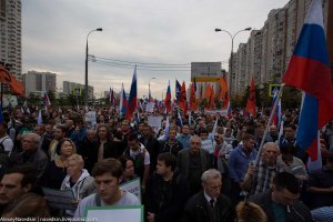 Despite the fact that Marino is a fairly remote district, an unexpectedly large crowd turned out for the protest. According to the “White counter,” close to 7000 people gathered. So if [Russia’s TV] “Channel 1” tells you “nobody showed up again,” don’t believe them
